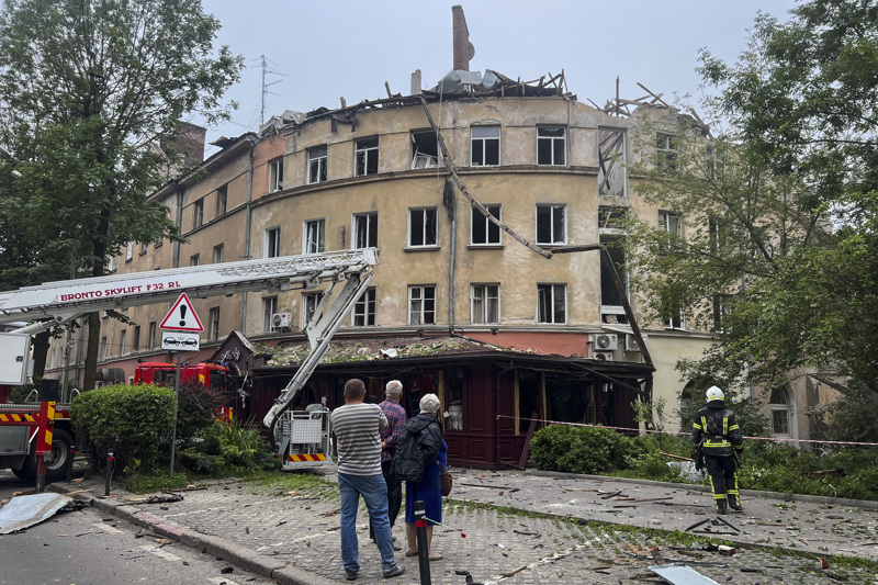 Bewohner begutachten das Ausmaß der Zerstörung