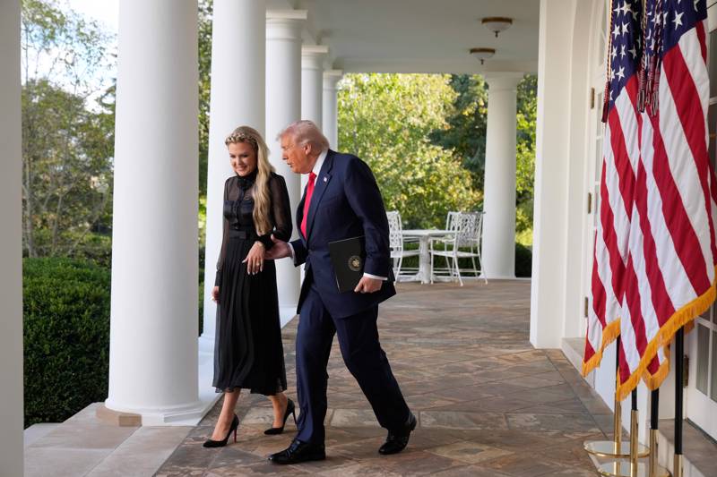 Donald Trump begleitete Kirks Witwe Erika zu der Zeremonie.