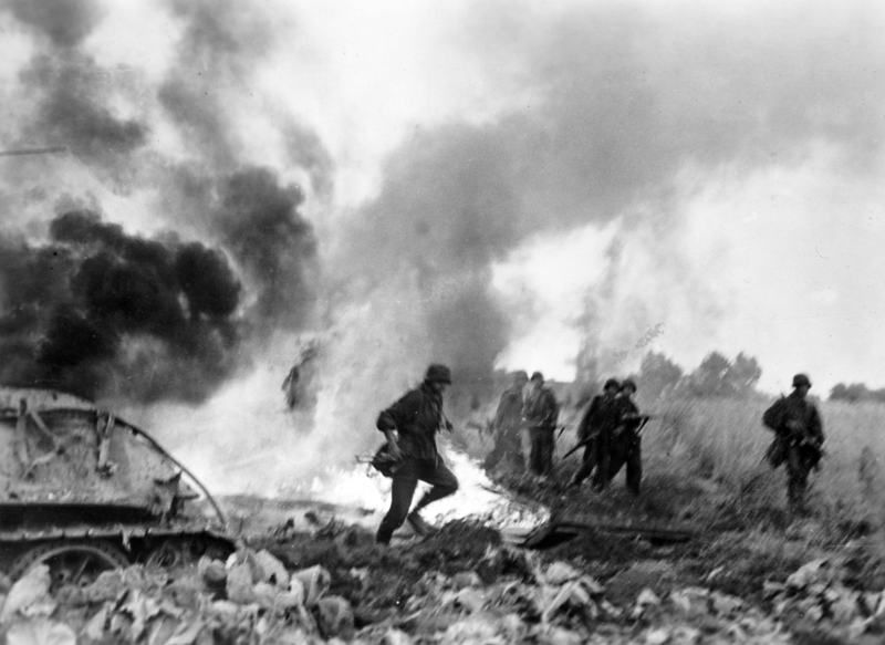 Das Motiv aus der nationalsozialistischen Propaganda zeigt Angehörige der Waffen-SS während eines Kampfeinsatzes an der Ostfront, aufgenommen im September 1944.