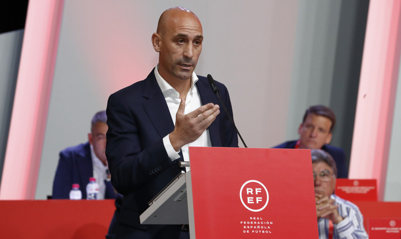 Luis Rubiales, Präsident des spanischen Fußballverbandes RFEF, spricht bei der Außerordentlichen Generalversammlung des Verbandes in Madrid.