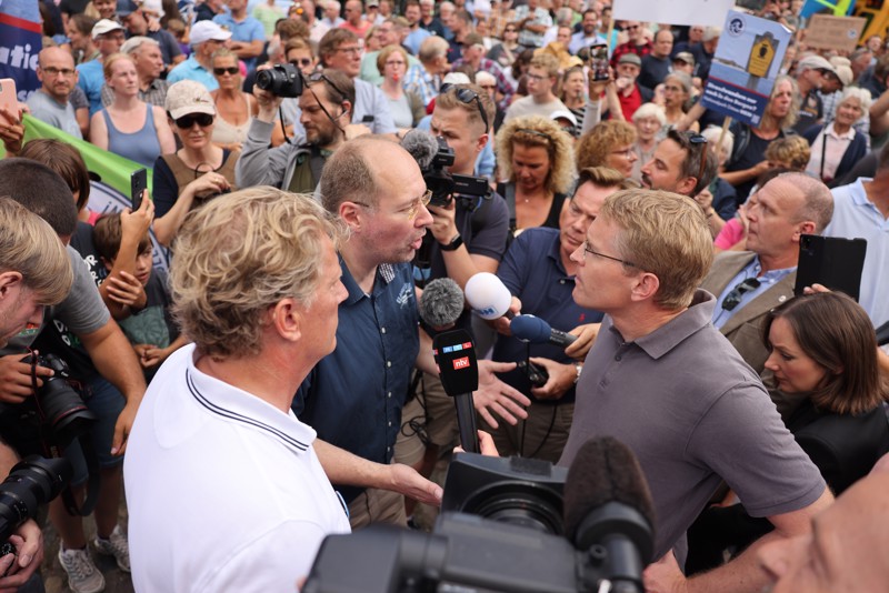 Ministerpräsident Günther in der Diskussion mit einem Anwohner