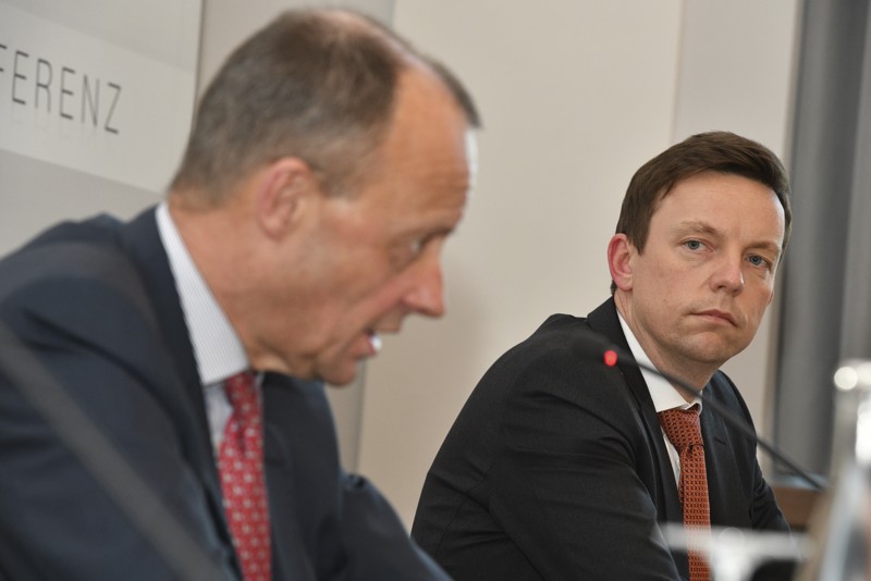 Tobias Hans greift Friedrich Merz öffentlich an.