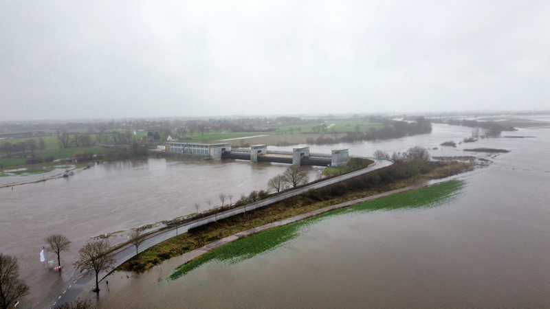 Niedersachsen, Intschede: Das Hochwasser am Weserwehr im Landkreis Verden. Zufahrt und Durchfahrt sind seit Weihnachten gesperrt.