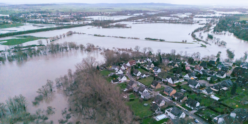 Niedersachsen, Sarstedt: Hochwasser umfließt die Ortschaft Ruthe im Landkreis Hildesheim. Der Fluss Innerste mündet hier in den Fluss Leine und sorgt hier für eine besonders angespannte Hochwassersituation.