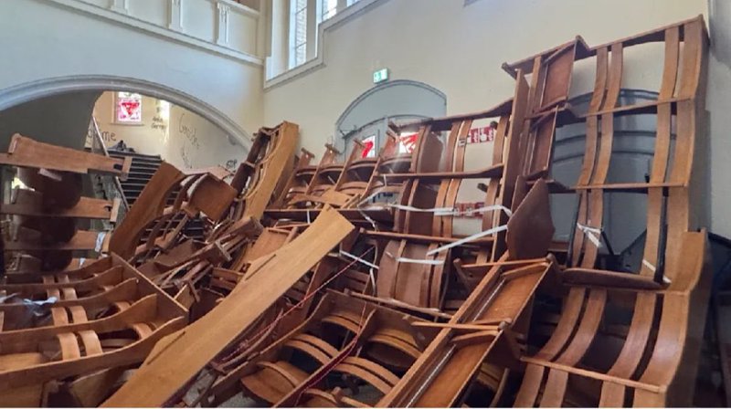 Die Besatzer rissen Stühle aus dem Hörsaal heraus.