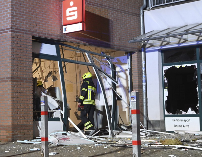 Teile der Bankfiliale und Inventar liegen verstreut auf der Straße.