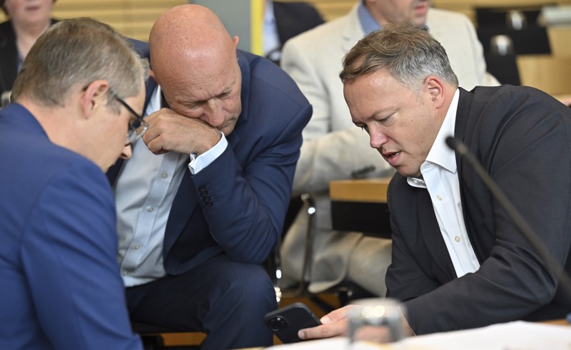 Thomas Kemmerich in der Debatte mit Mario Voigt.