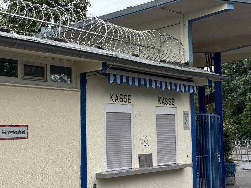 Einladend: Das Sommerbad im Berliner Stadtteil Schöneberg wird mit Nato-Draht gesichert.