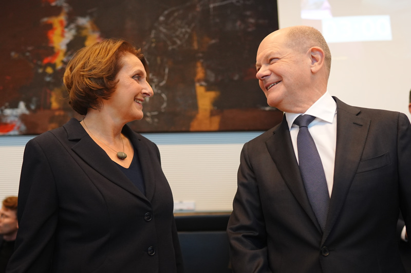 Scholz sagt, dass seine Frau Britta (ebenfalls SPD) ihn zum Sport motiviert habe