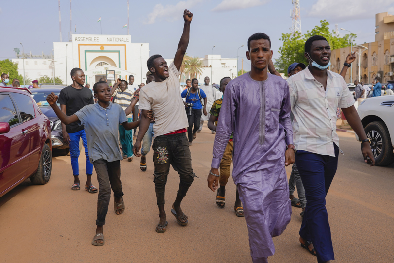 Demonstranten versammelten sich zur Unterstützung von Nigers Präsident Bazoum. 