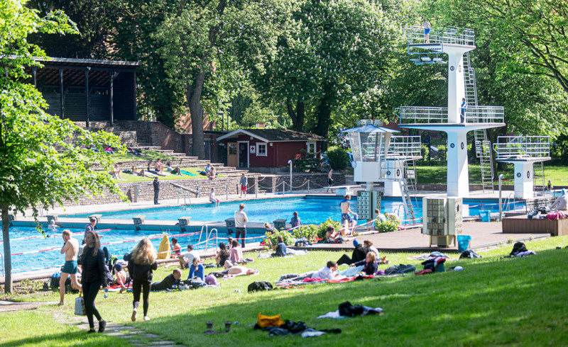 Ein Bademeister wurde während der Arbeit im Freibad attackiert. (Symbolbild)