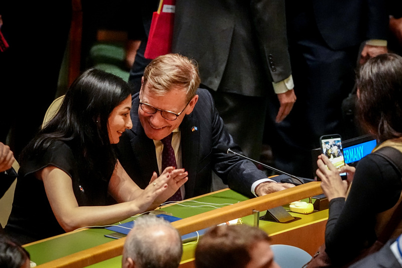 Reem Alabali Radovan (SPD) durfte den Außenminister begleiten. Er versteht sich mit seiner Kollegin gut, wie aus den Fotos hervorgeht.