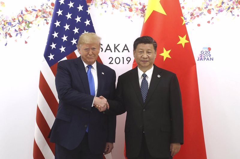 Der chinesische Präsident Xi Jinping (r) schüttelt die Hand von US-Präsident Donald Trump vor einem Treffen während des G20-Gipfels am 29. Juni 2019 in Osaka, Japan.