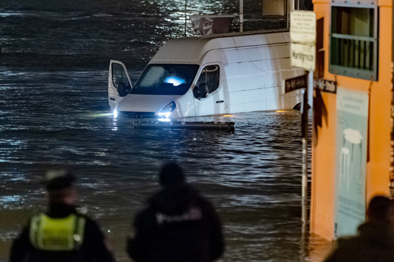 Ein Lieferwagen steht bei einer Sturmflut in der Nähe des Fischmarkts im Wasser der Elbe.