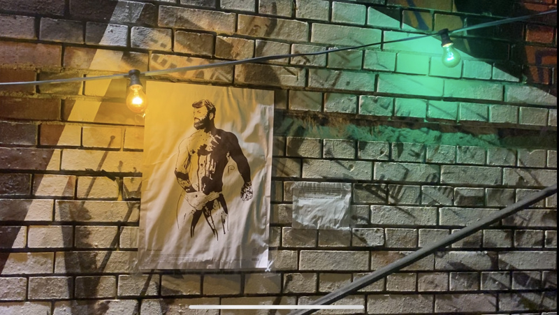 So sehen die Weihnachtsglocken auf einem queeren Weihnachtsmarkt aus.