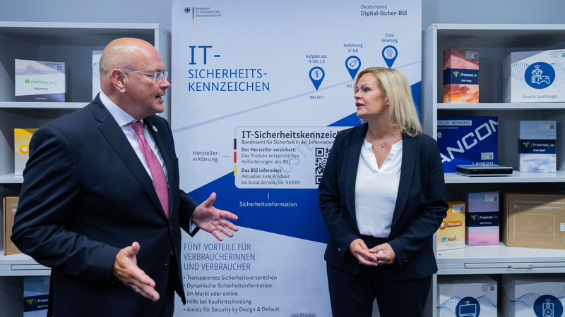 Bundesinnenministerin Nancy Faeser (SPD) mit BSI-Chef Arne Schönbohm.