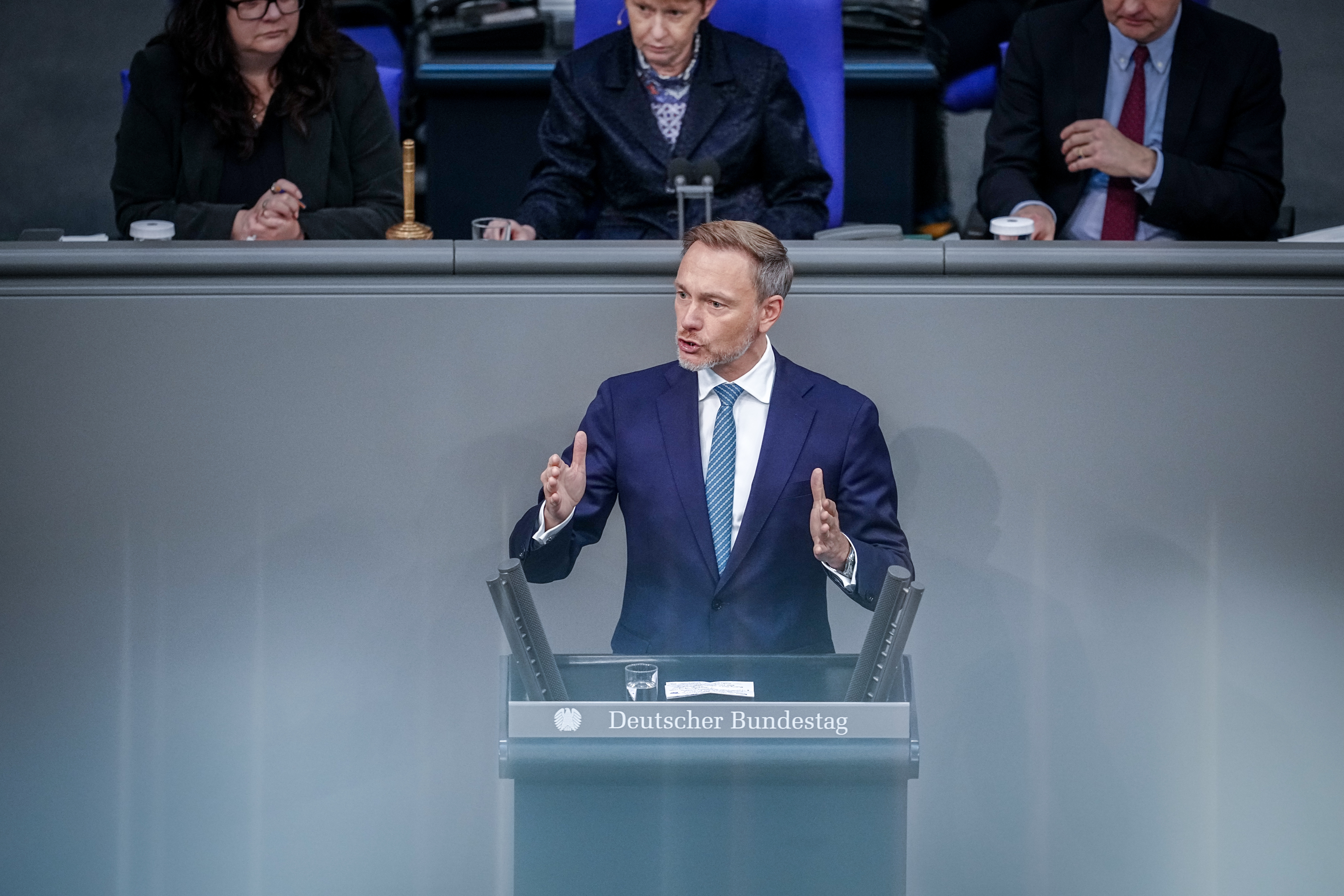 Das Bundesfinanzministerium hat nahezu den gesamten Bundeshaushalt 2023 gesperrt – bisher galt die Sperre nur für den sogenannten „Klima- und Transformationsfonds“, dem seit dem Urteil des Bundesverfassungsgericht Kredit-Ermächtigungen in Höhe von 60 Milliarden Euro fehlen.