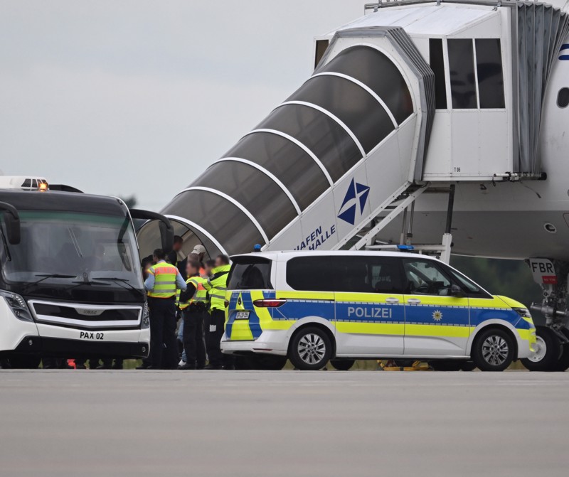 Szenerie einer Abschiebung vom Flughafen Leipzig/Halle vergangenen Sommer.