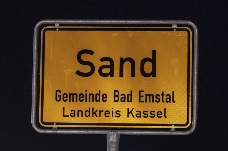 Der schreckliche Fund war im Ort Sand. Dieser gehört zur Gemeinde Bad-Emstal im Landkreis Kassel.