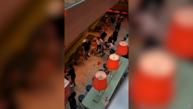 ... eine Blutlache auf dem Boden des Food Court, Opfer und Täter ringen miteinander, Gäste flüchten. Das alles spielte sich um 17:30 Uhr ab.