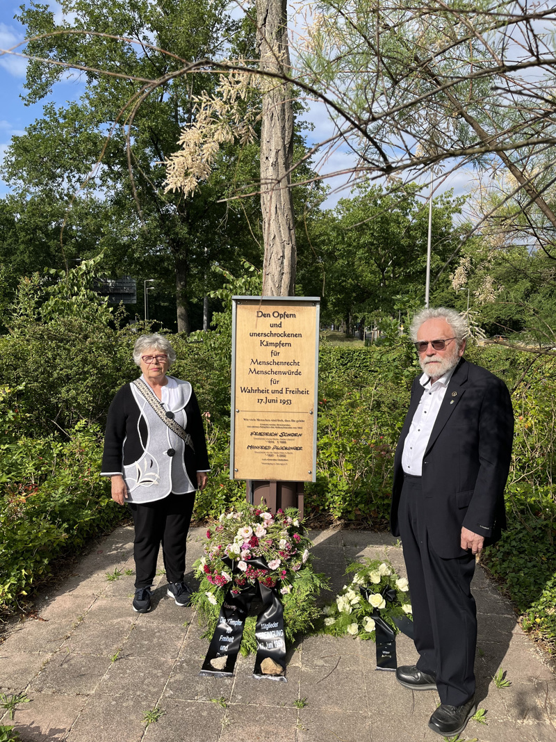 Tatjana Sterneberg und Carl-Wolfgang Holzapfel pflegen die Gedenkstätte in Berlin-Zehlendorf.
