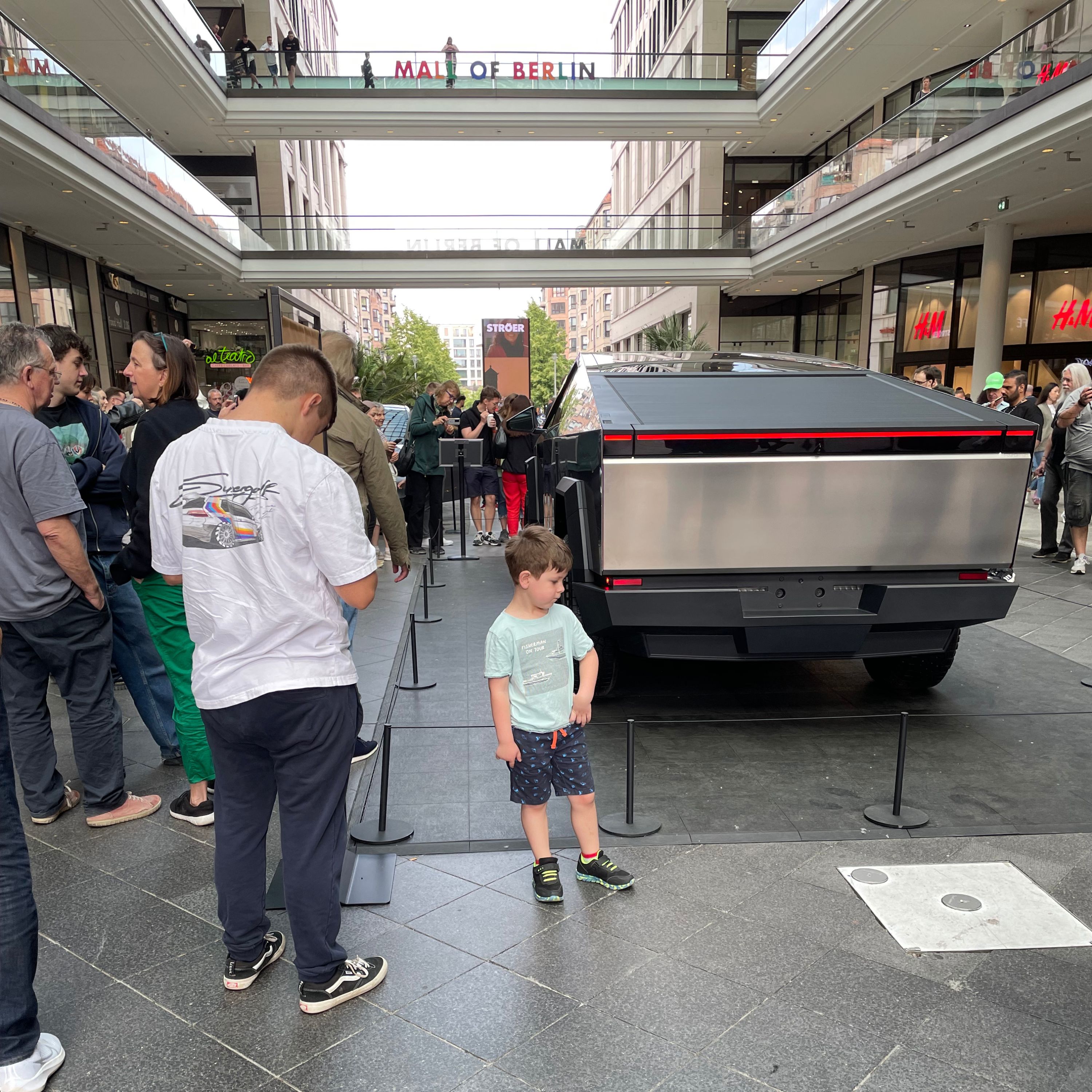 Schaulustige und ein Stahl-Koloss in der Mall of Berlin.
