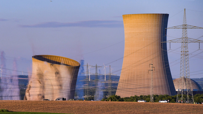 Atomkraftwerke werden abgerissen und mit der Axt durch Wind und Sonne ersetzt.
