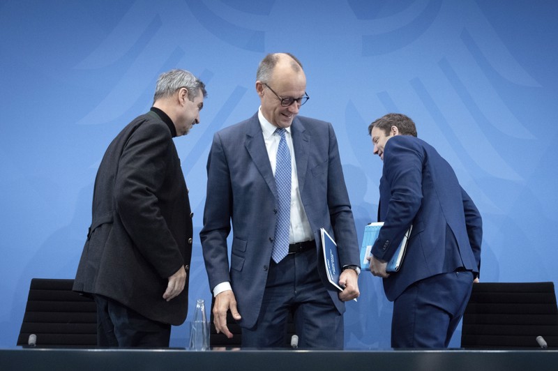 Merz, Söder und Klingbeil nach der Pressekonferenz am Freitagmorgen