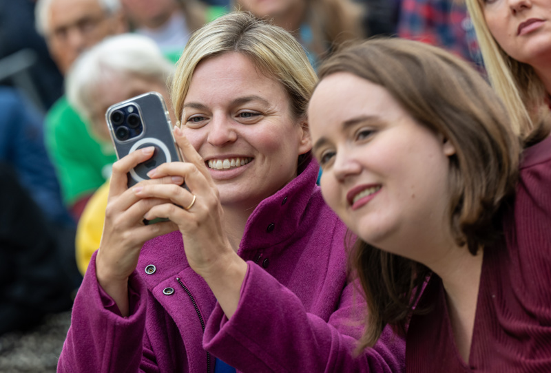 Grünen-Chefin Ricarda Lang mit Parteikollegin Katharina Schulze am Wahltag in Bayern