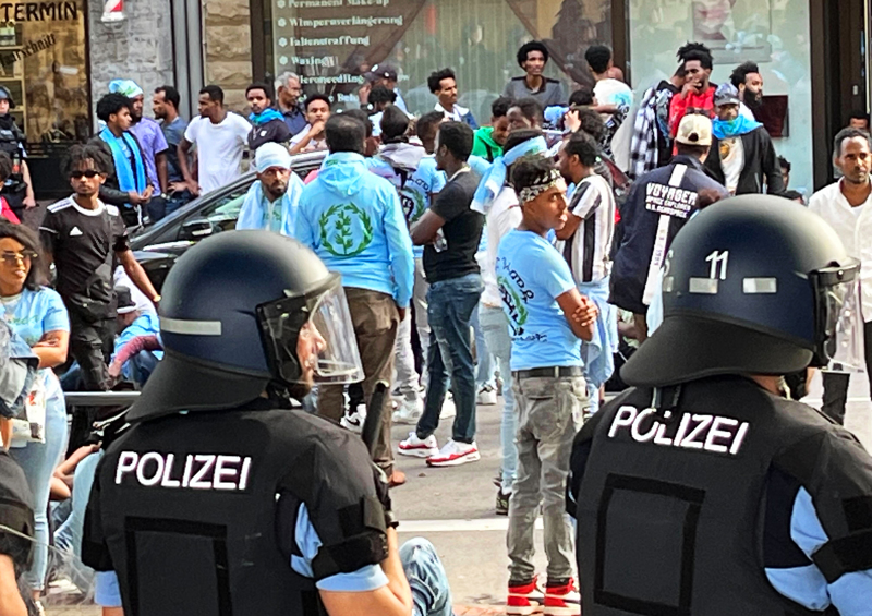 Bei den Ausschreitungen in Stuttgart wurden 24 Polizisten verletzt.