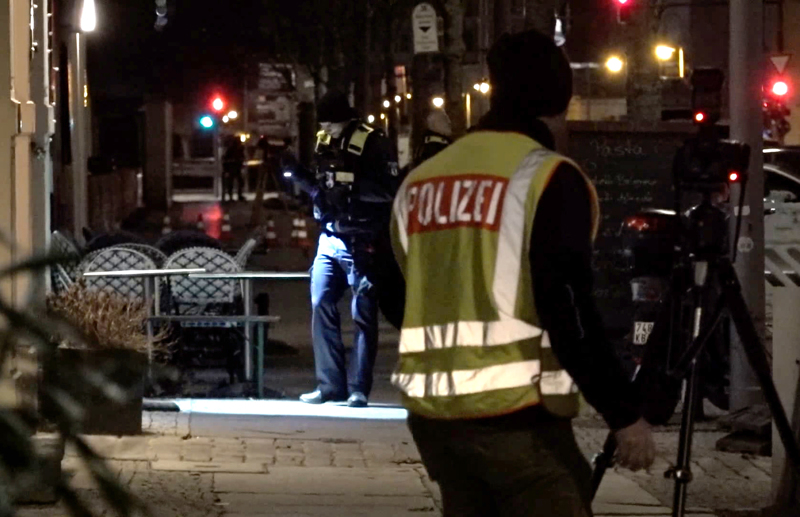 Die Polizei bei der Spurensicherung nahe der Touristenattraktion Checkpoint Charlie nachdem ein Mann nach Angaben der Polizei angeschossen wurde.