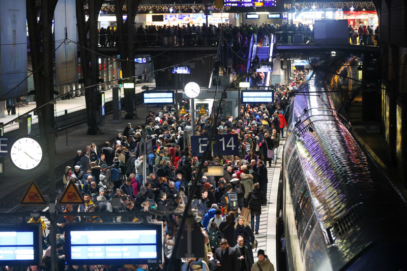 Hamburg: Zahlreiche Reisende warten auf einem vollem Bahnsteig am Hauptbahnhof auf ihren Zug. Sturmtief «Zoltan» sorgt am Donnerstag im Fernverkehr der Deutschen Bahn für Ausfälle und Verspätungen.