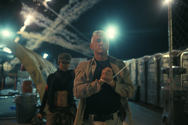 Colonel Steven Lockjaw, gespielt von Sean Penn wird von Perfidia Beverly Hills (Teyana Taylor) überfallen