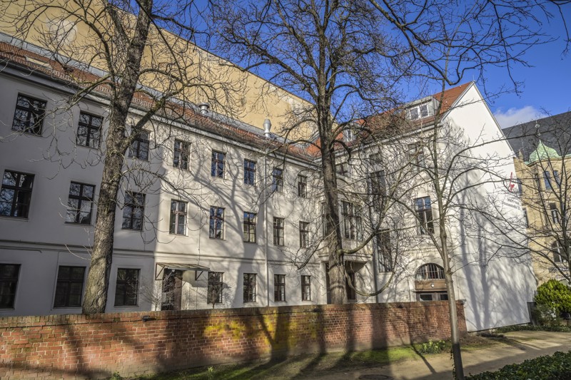 Vom Dorotheenstädtischen Friedhof blickt man auf das Brecht-Haus.