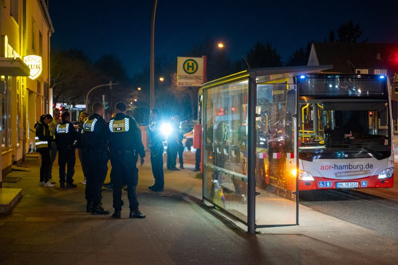 Ein Großaufgebot an Polizeikräften vernahm Zeugen, wertete Spuren aus und suchte nach dem Täter – bisher erfolglos.