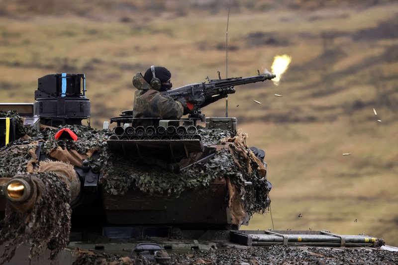 Ein MG 3 wird auf einem Leopard-Kampfpanzer der Bundeswehr abgefeuert.