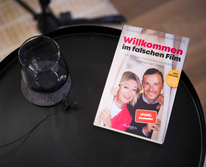 Zusammen mit Andreas Hock hat Monika Gruber ein Buch geschrieben: „Willkommen im falschen Film – Neues vom Menschenverstand in hysterischen Zeiten“