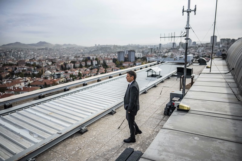 26. Oktober 2023: Robert Habeck steht in Ankara wie zufällig auf dem Dach des Hilton-Hotels. Fotograf Dominik Butzmann hielt diesen nachdenklichen Moment fest. Das Foto können Journalisten kostenpflichtig und ohne Hinweis auf Werbefotografie bei der Deutschen Presseagentur beziehen.