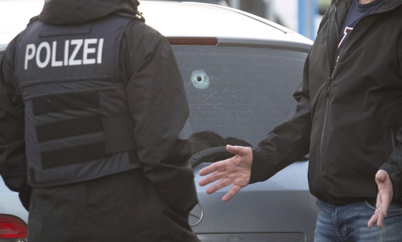 In der Heckscheibe des Mercedes ist ein Einschussloch zu sehen.