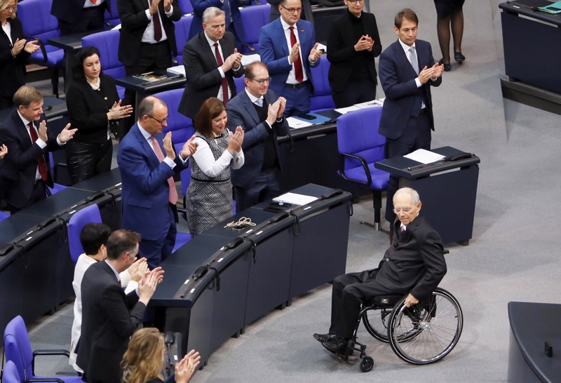 Fraktionsübergreifend erhielt Schäuble damals für seine langjährige Tätigkeit im Bundestag Standing Ovations.