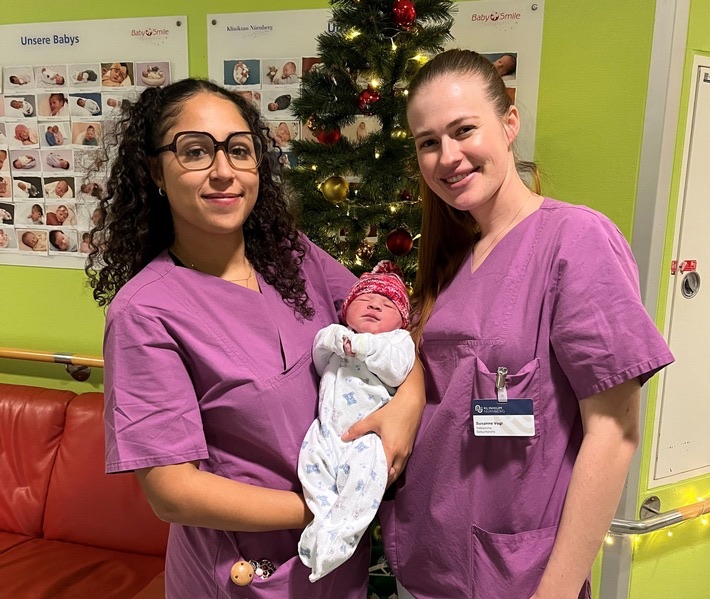 Sarah Mousa wollte nicht warten: Als erstes Baby des neuen Jahres 2026 kam sie noch vor dem Kreißsaal binnen weniger Minuten zur Welt – hier später in Gesellschaft der Hebammen Lena Sauer (li.) und Susanne Vogl.