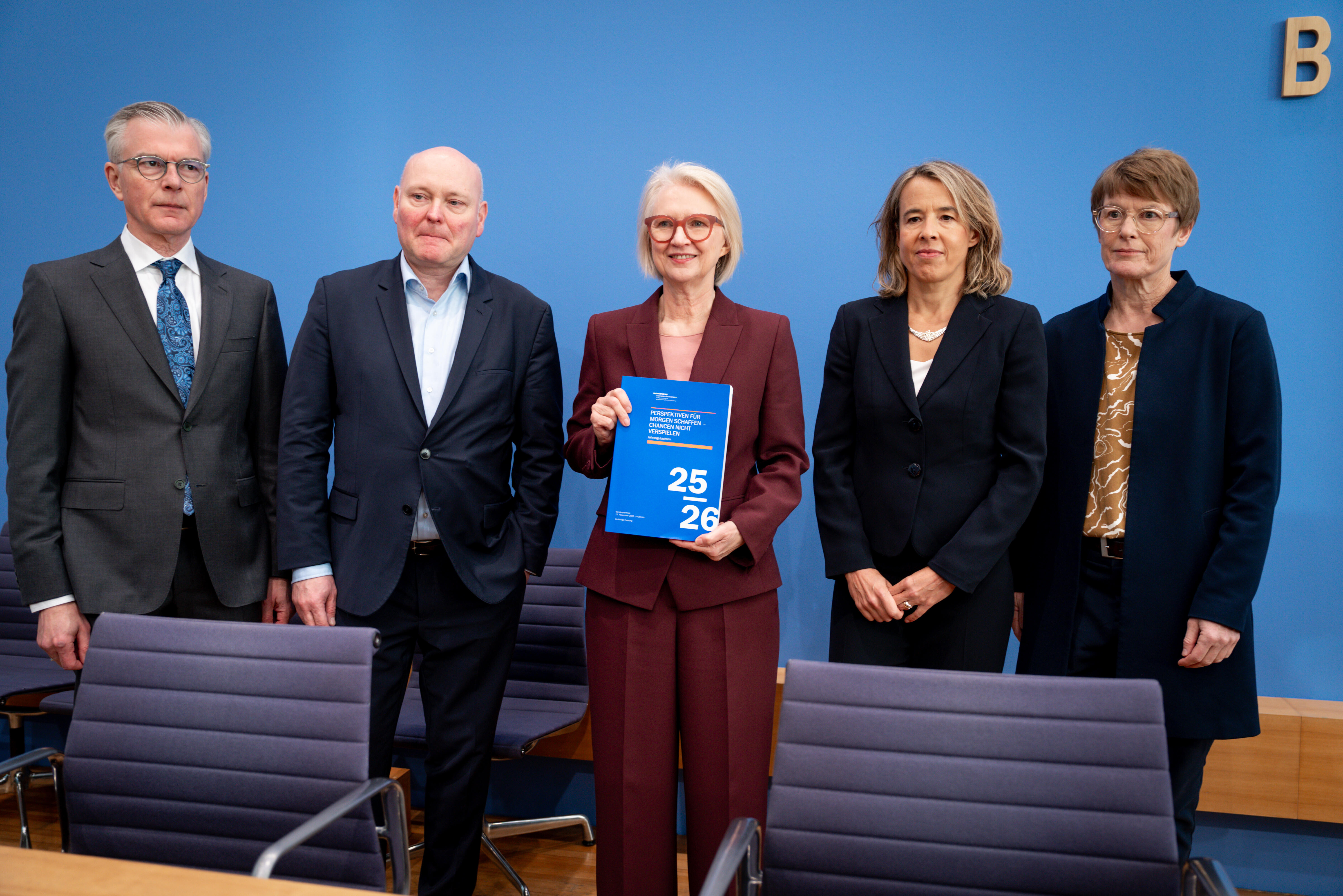 Schnitzer (in rot) hatte keine guten Wirtschaftsnachrichten im Gepäck.