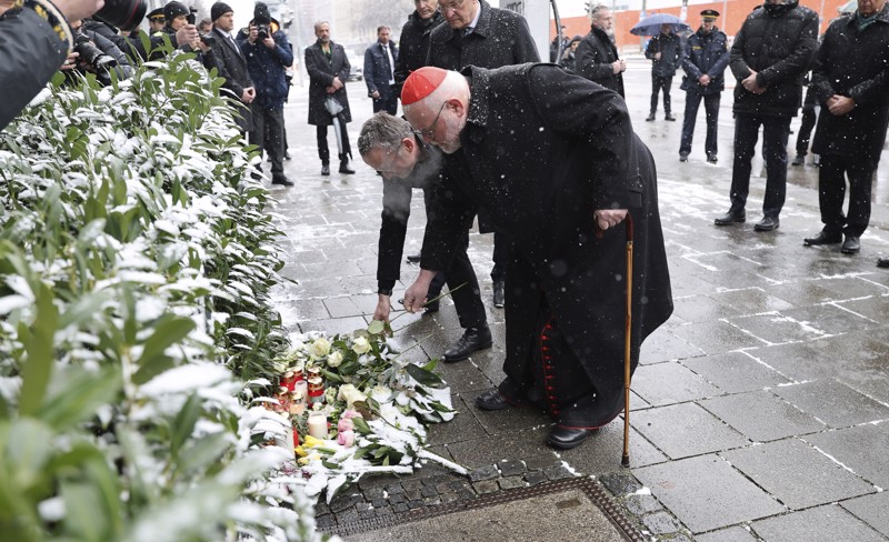 Kardinal Reinhard Marx, Erzbischof von München, legte am Freitag ebenfalls Blumen für die bis dahin nicht verstorbenen Opfer ab. Er wurde von Bayerns Innenminister Herrmann begleitet.