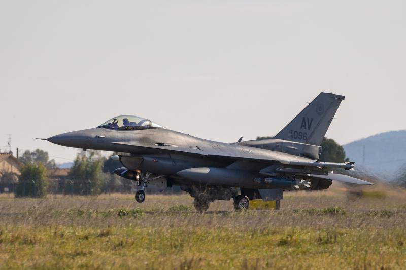 Die US-Luftwaffe trainiert ukrainische Piloten beim Umgang mit F-16 Jets.