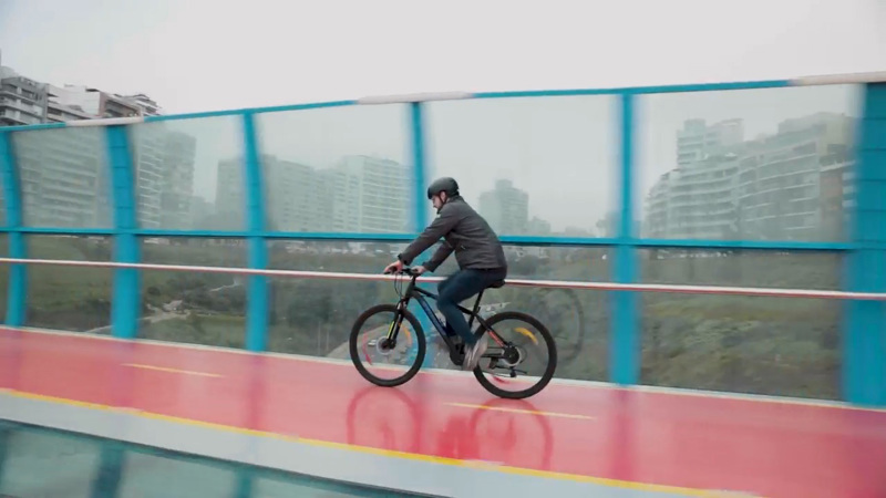 Erst vor wenigen Wochen eingeweiht: Die „Brücke des Friedens“ mit exklusiver Rutschgefahr für Fußgänger und Radfahrer.