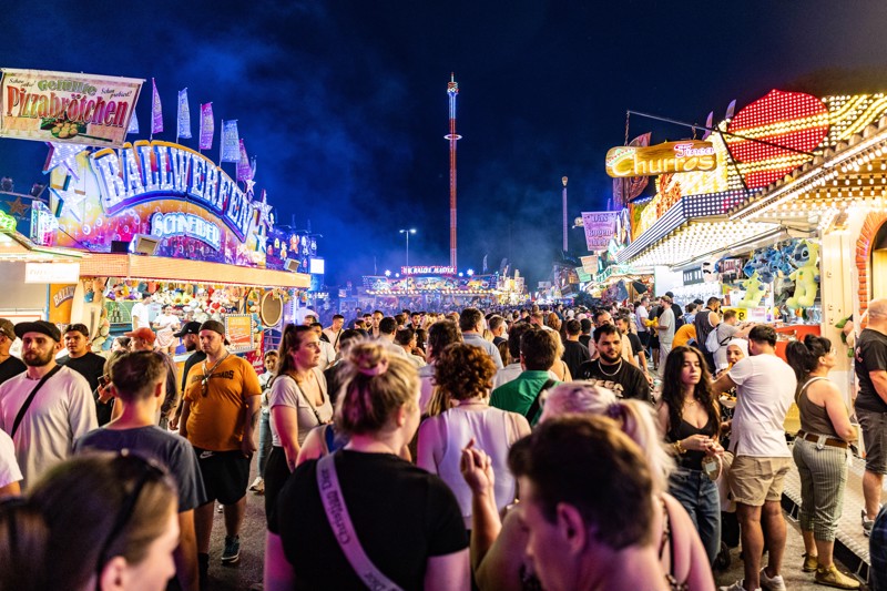 Mit etwa vier Millionen Besuchern zählt die Cranger Kirmes zu den größten Volksfesten in der Bundesrepublik.
