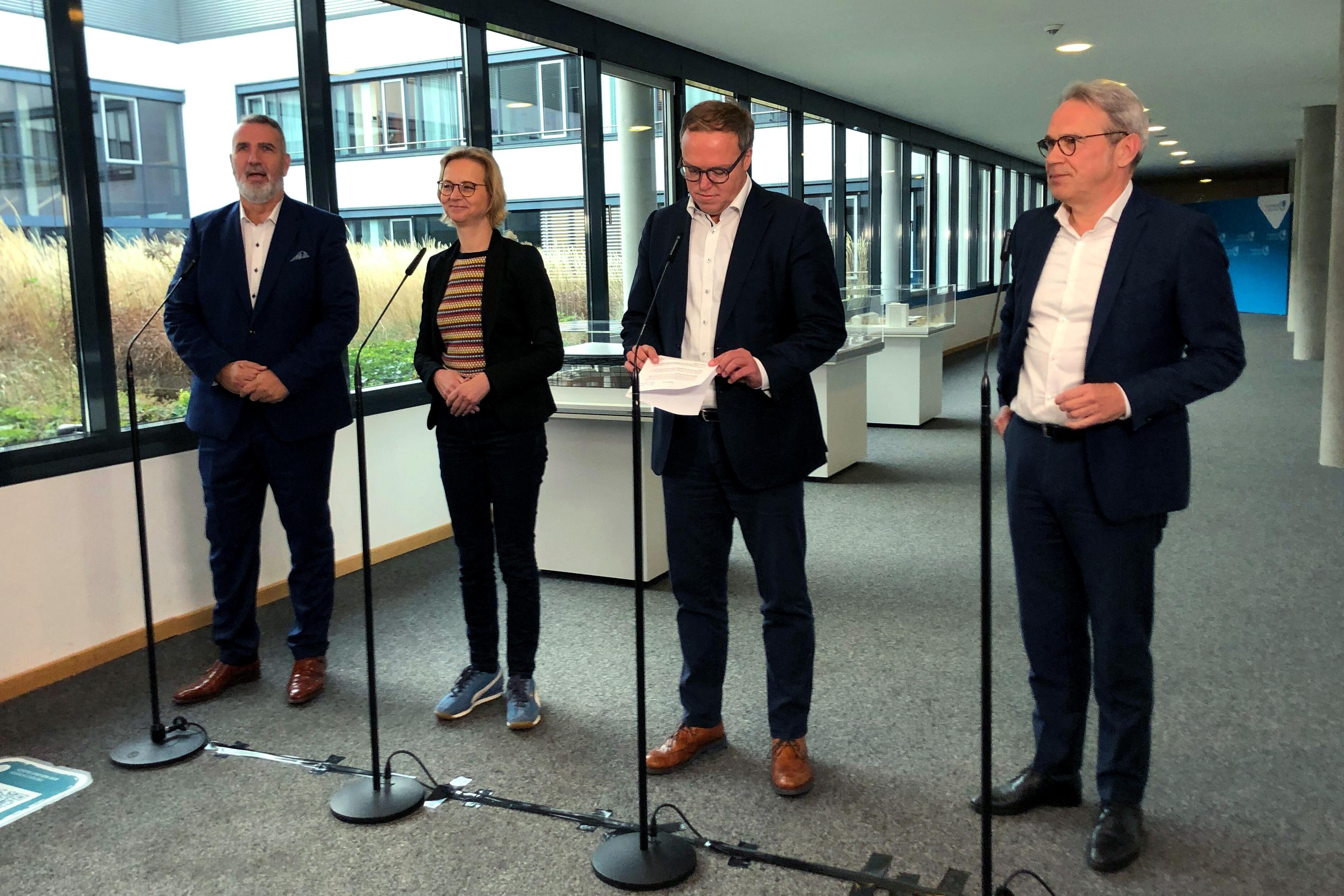 Von links nach rechts: Der Co-Landesvorsitzende des BSW, Steffen Schütz, Katja Wolf, BSW-Fraktionschefin, CDU-Fraktionschef Mario Voigt und Georg Maier, Thüringer SPD-Parteichef und geschäftsführender Innenminister von Thüringen.