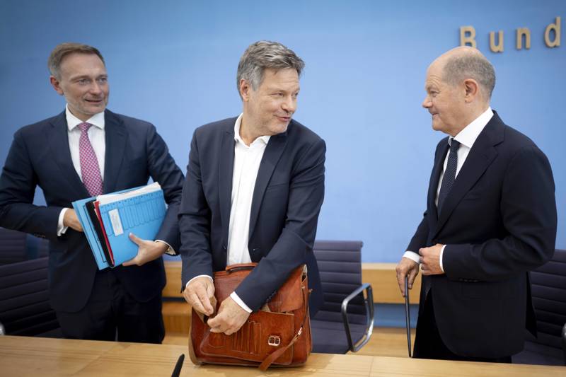 Finanzminister Lindner (FDP), Wirtschaftsminister Habeck (Güne) und Kanzler Scholz (SPD): Mitte August kündigten die Ampel-Spitzen an, sich (schon wieder) auf einen Haushalt geeinigt zu haben – trotz ohnehin fehlender 12 Milliarden.