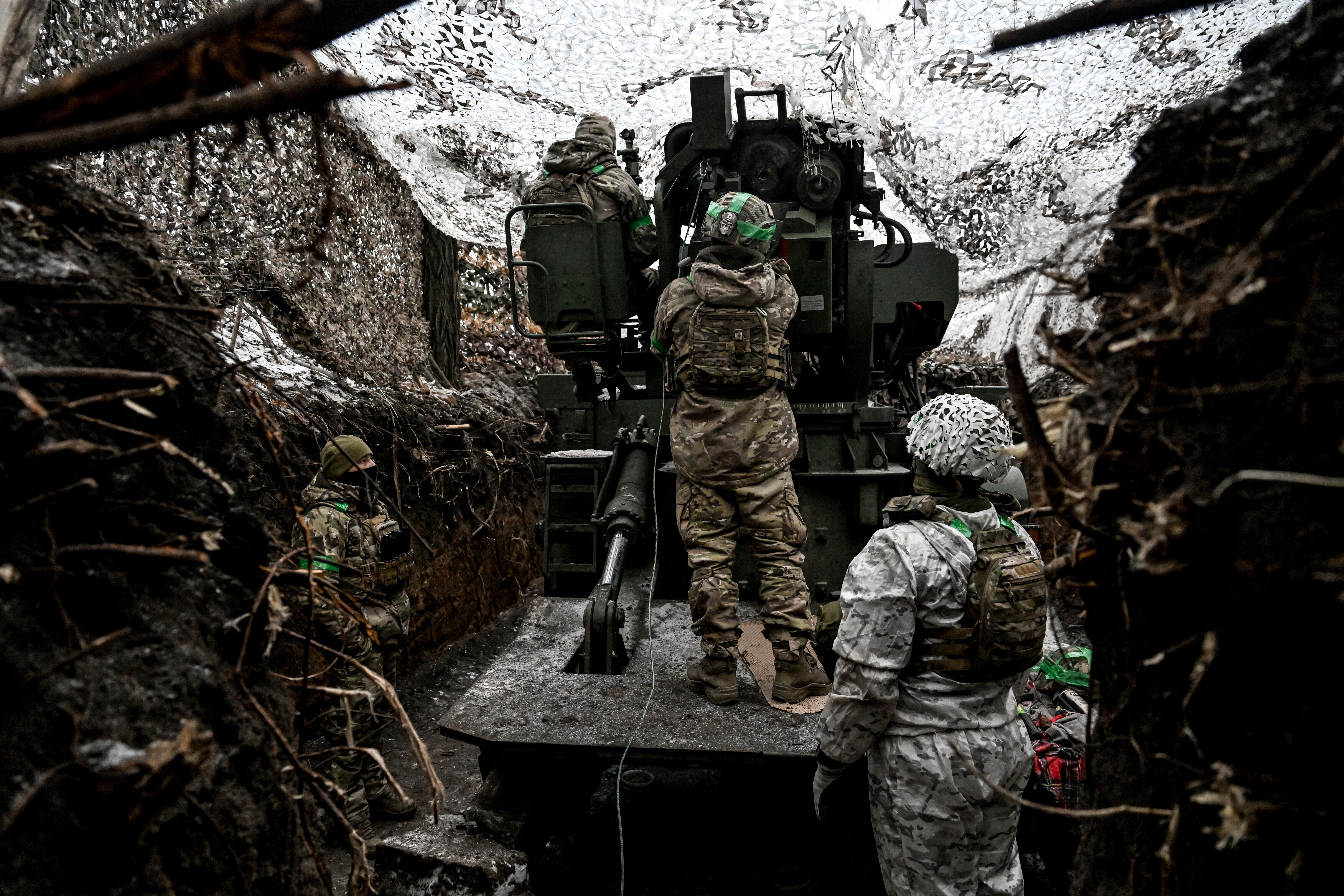 Ukrainische Soldaten bedienen eine Haubitze an der Front.