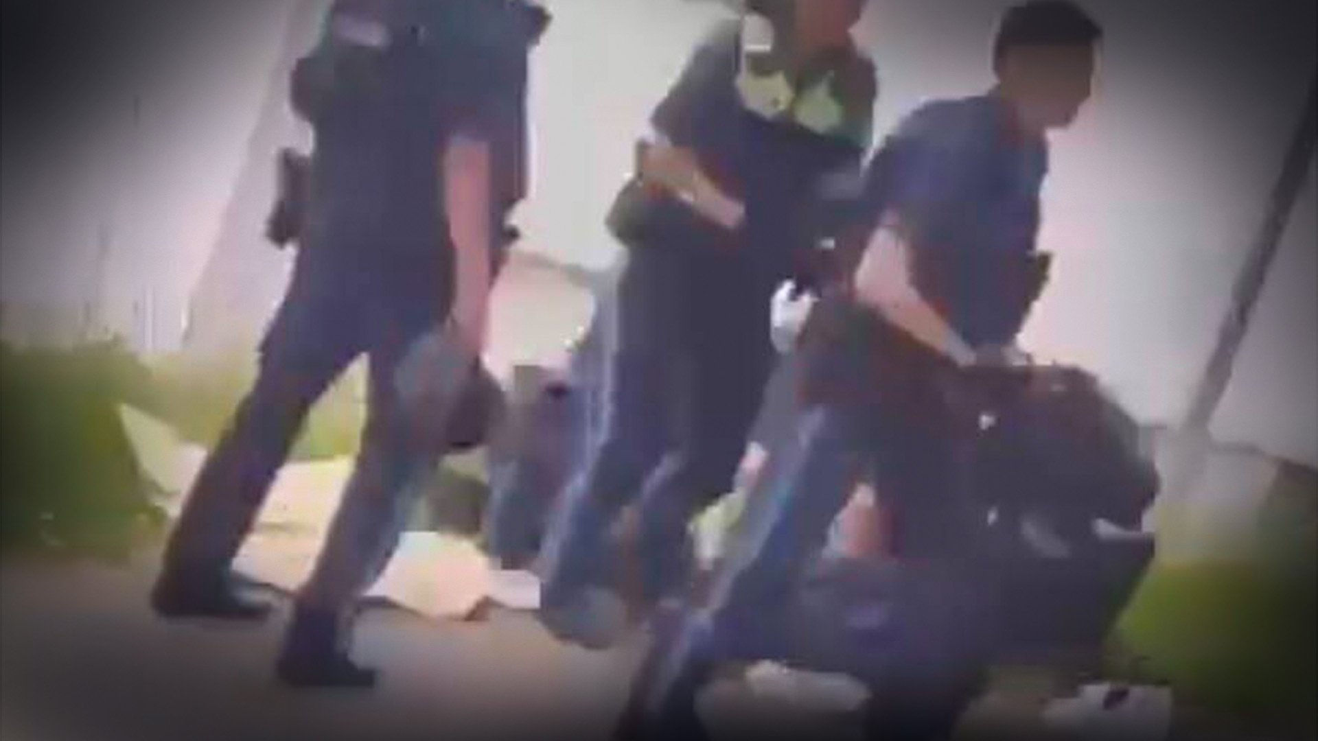 Der Verdächtige wird von Polizisten festgenommen.